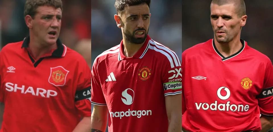 Tres jugadores de Manchester United en camisetas rojas