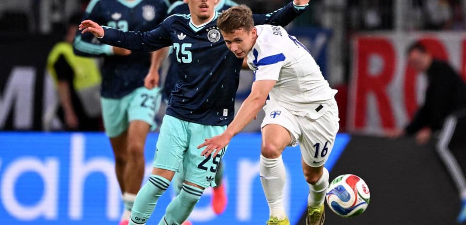 Jugador de Alemania luchando por el balón con jugador de Finlandia