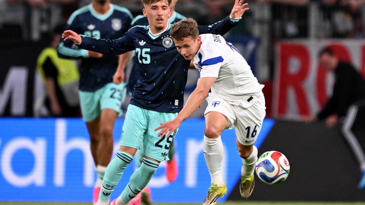 Jugador de Alemania luchando por el balón con jugador de Finlandia