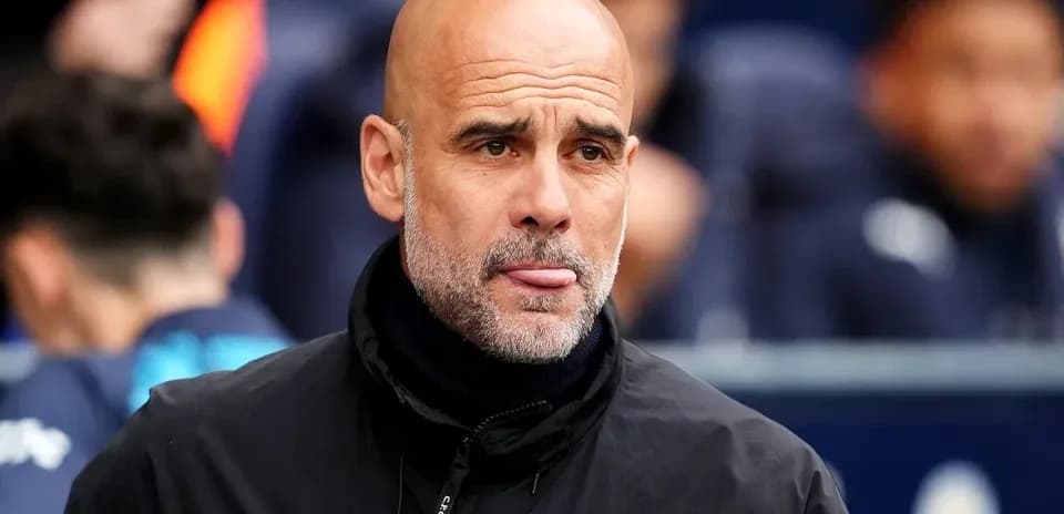 Entrenador observando el partido desde la banca