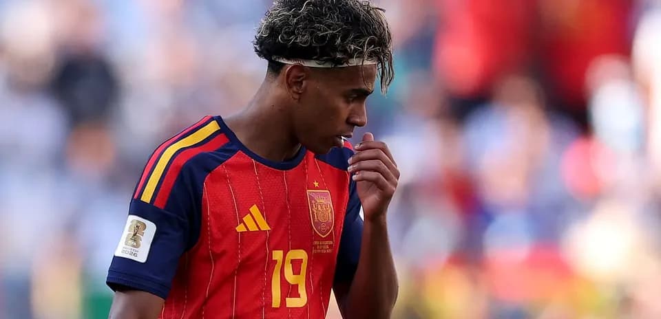 Jugador de España con camiseta roja en el campo