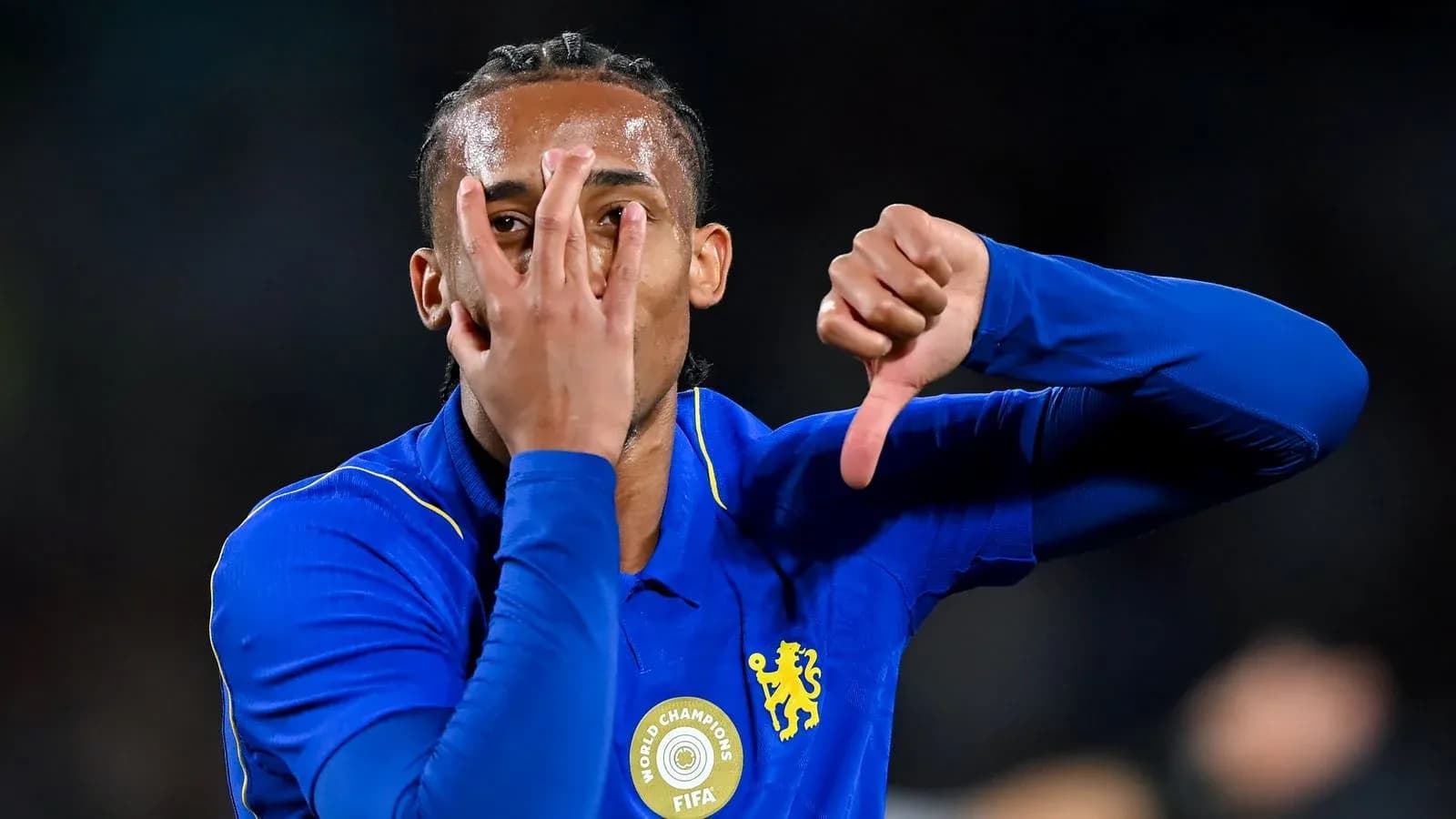 Jugador mostrando gestos durante el partido