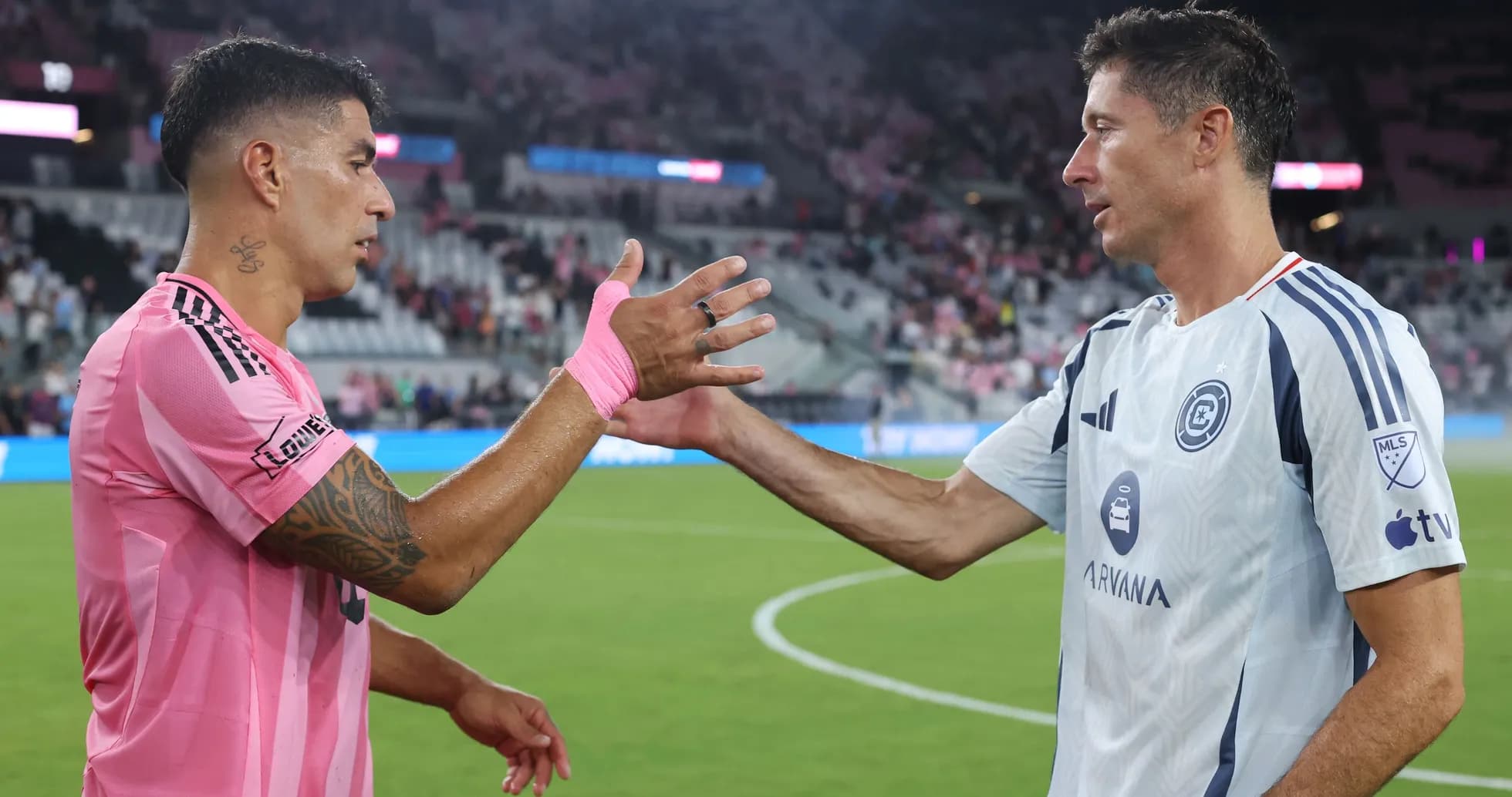 Jugadores dándose la mano después del partido