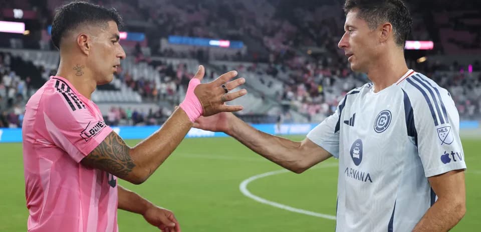 Jugadores dándose la mano después del partido