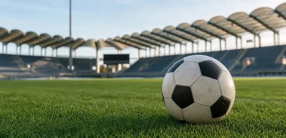 Balón de fútbol en el campo del estadio vacío