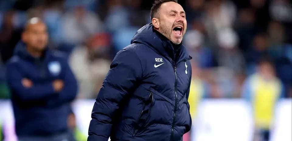 Entrenador dirigiendo a su equipo en el partido