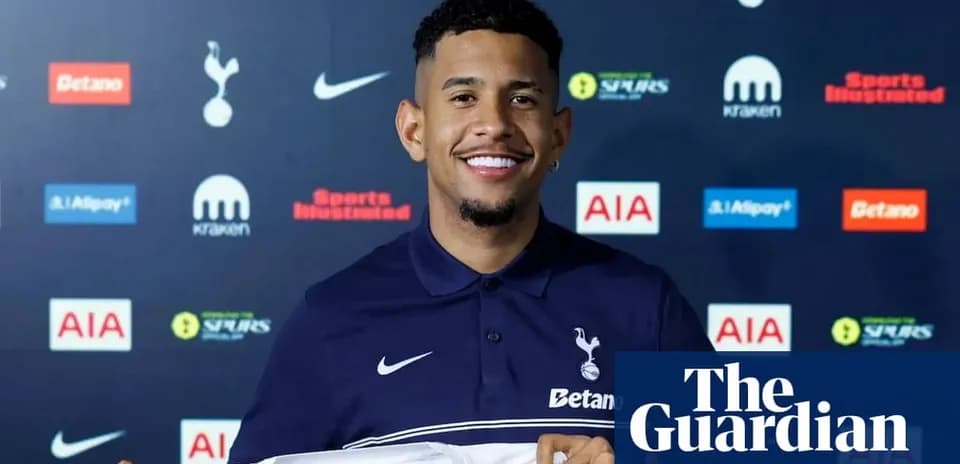 Jugador de Tottenham mostrando su camiseta en presentación