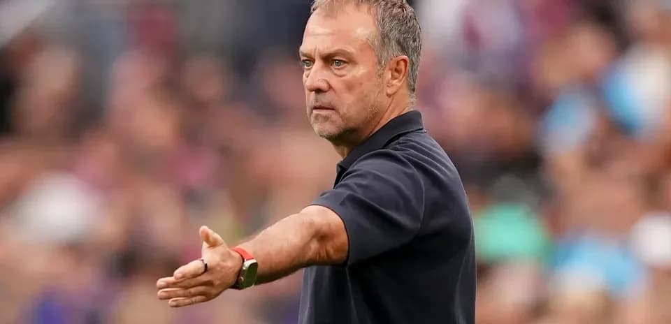 Entrenador dando instrucciones durante el partido