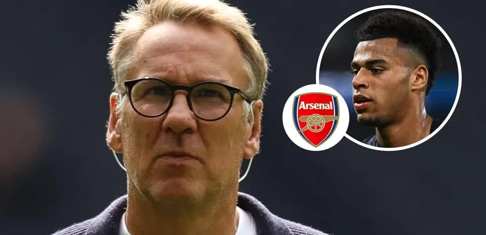 Entrenador de fútbol con logo de Arsenal y jugador