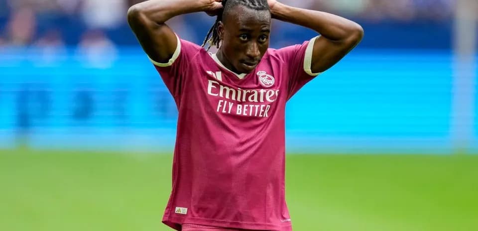 Jugador de Real Madrid con manos en la cabeza