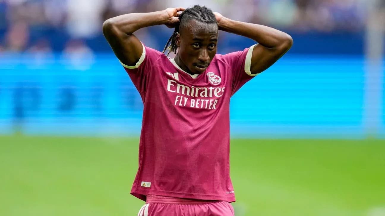 Jugador de Real Madrid con manos en la cabeza
