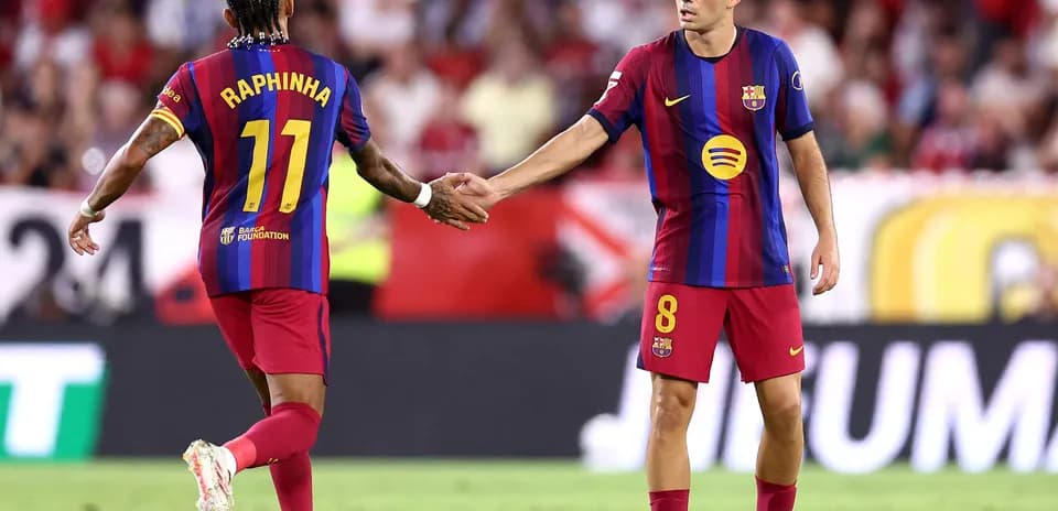 Raphinha y Gavi durante un partido de fútbol