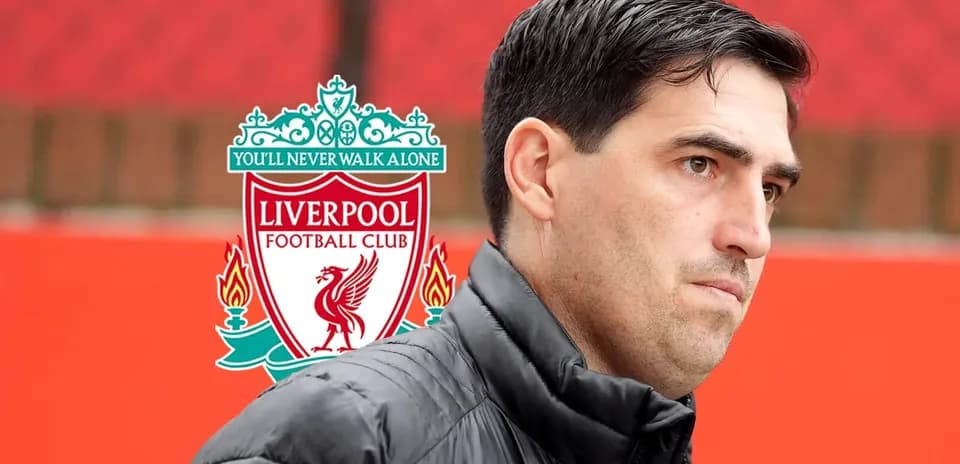 Entrenador de Liverpool con logo del club de fondo