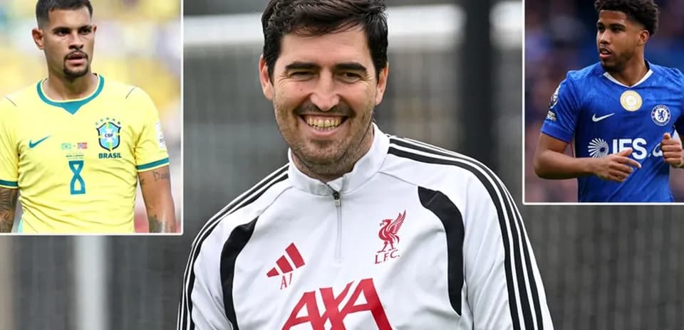 Entrenador de Liverpool sonriendo durante sesión de entrenamiento