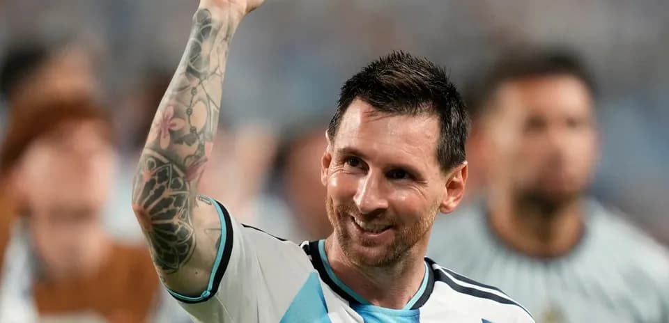 Lionel Messi levantando el puño en celebración