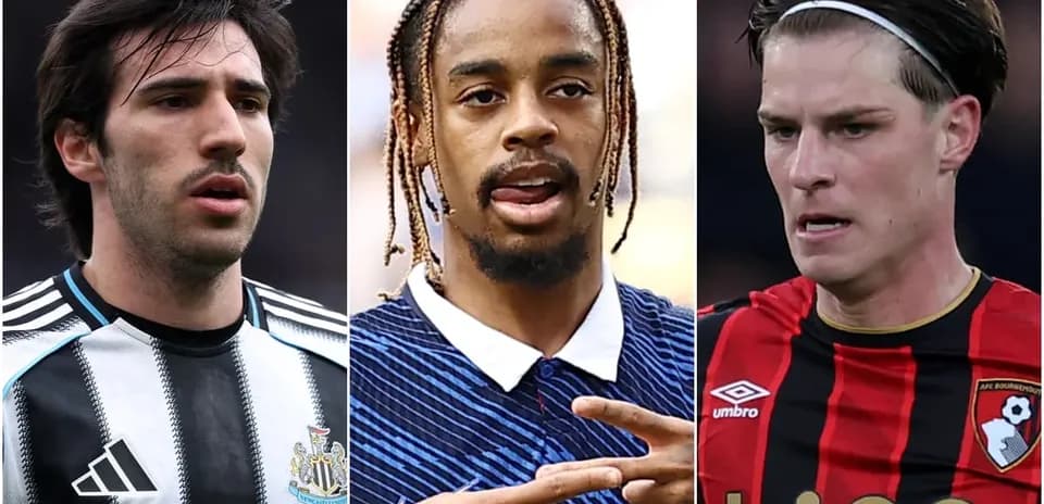 Tres jugadores de fútbol posando en diferentes camisetas