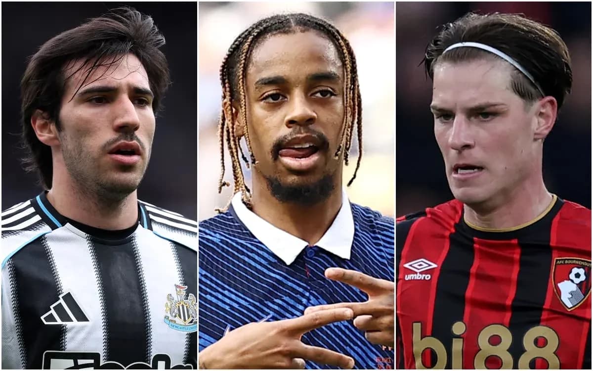 Tres jugadores de fútbol posando en diferentes camisetas