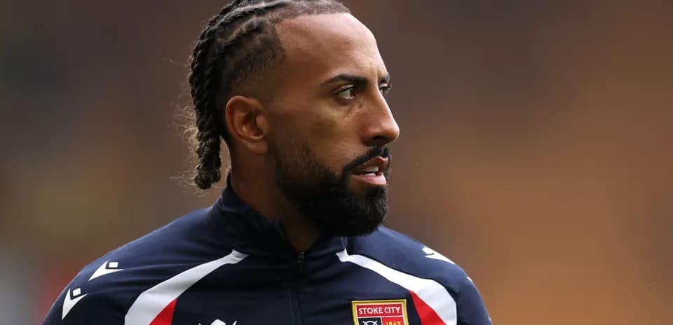 Jugador de Stoke City en chaqueta de entrenamiento