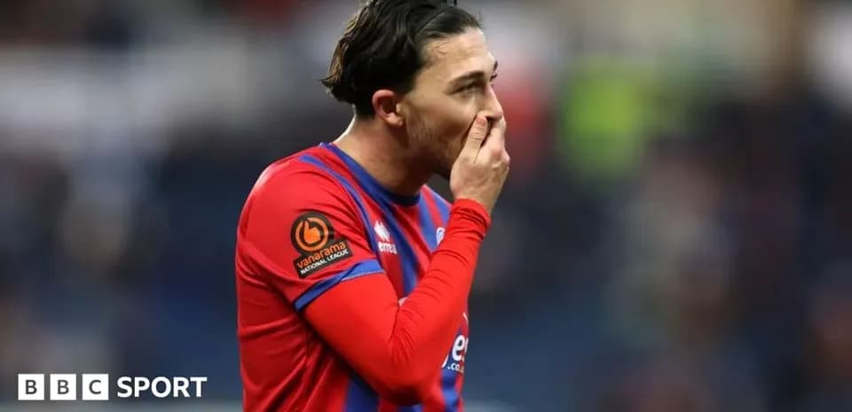 Jugador tocándose la cara tras un partido