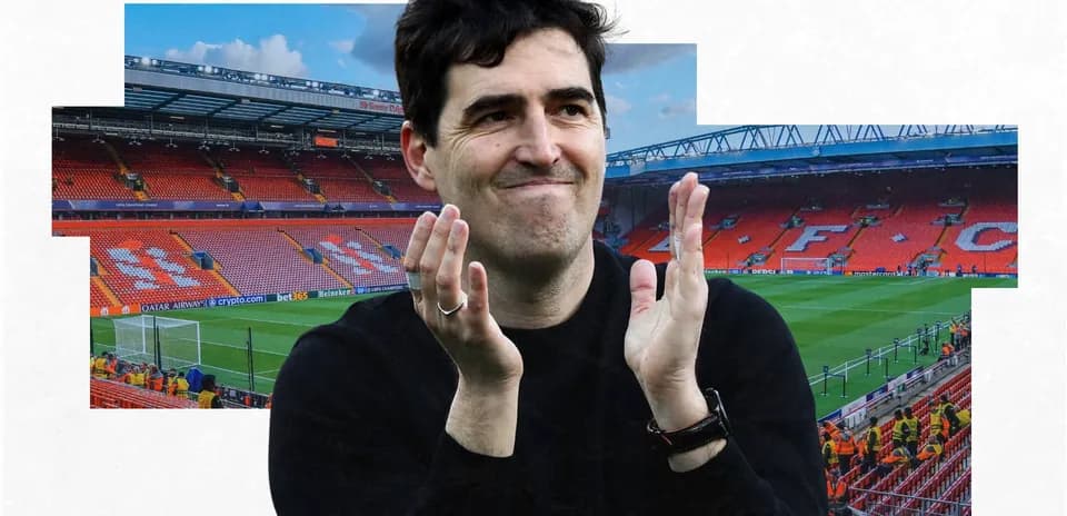 Hombre aplaudiendo en estadio vacío de fútbol