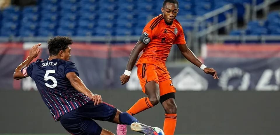 Jugador en acción durante el partido de fútbol