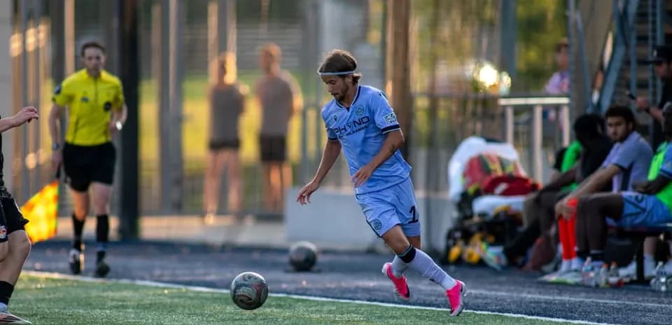 Jugador de Connecticut FC en acción durante el partido
