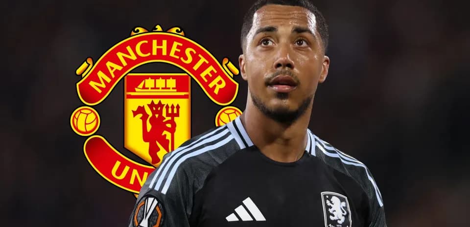 Jugador de Aston Villa con logo de Manchester United