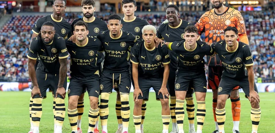 Equipo de fútbol posando antes del partido