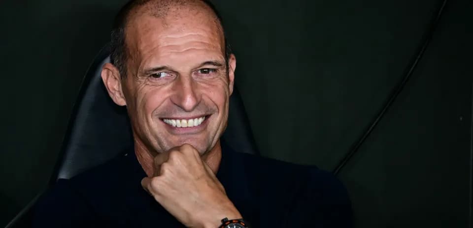 Entrenador sonriendo en conferencia de prensa