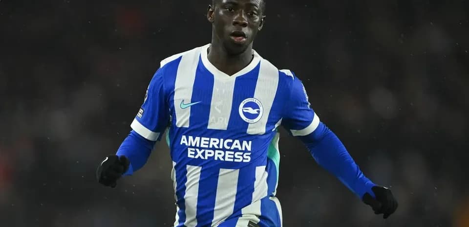 Jugador de Brighton celebrando en el campo de fútbol