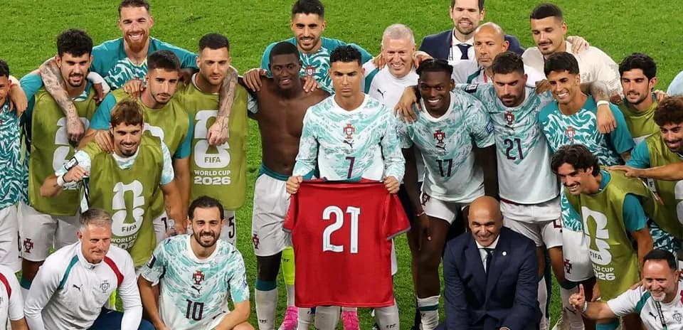 Equipo de Portugal celebrando con camiseta número 21