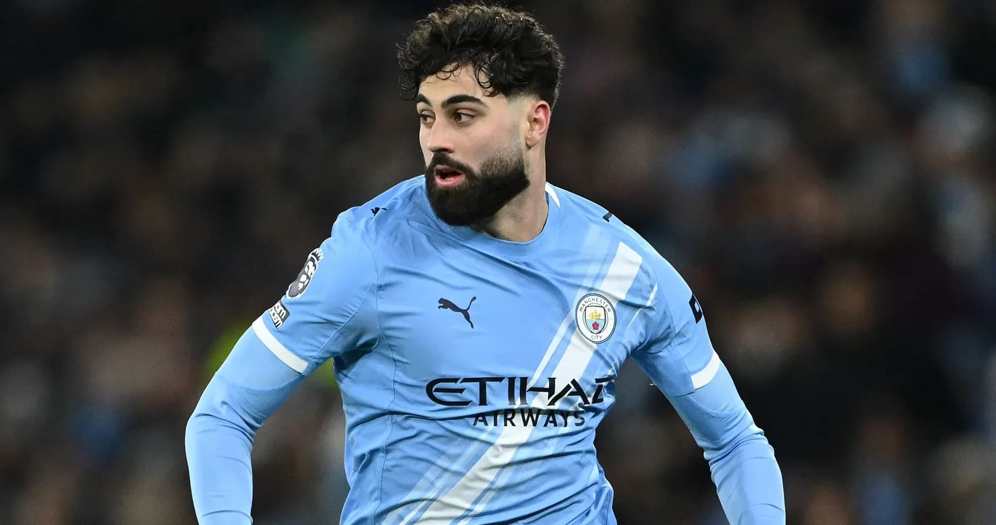 Jugador de Manchester City corriendo con balón