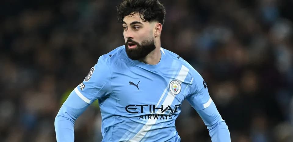 Jugador de Manchester City corriendo con balón