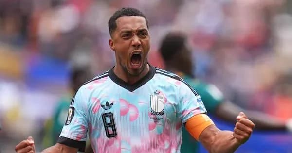 Jugador celebrando con entusiasmo durante el partido