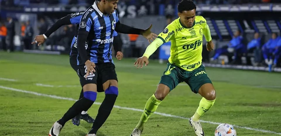 Jugador de equipo negro persiguiendo a jugador amarillo