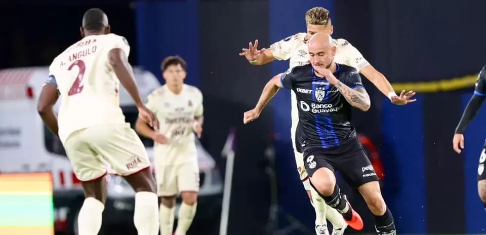 Jugador de Independiente del Valle driblando a rivales