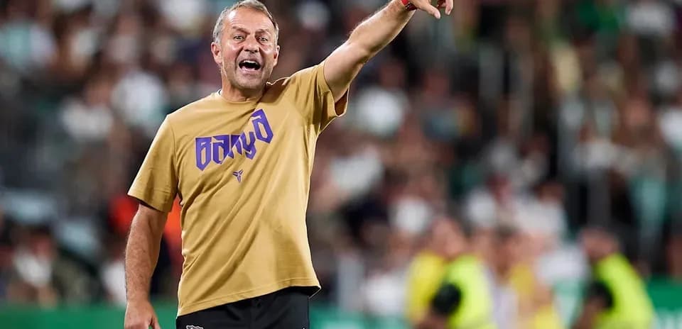 Entrenador dirigiendo a su equipo desde la línea de banda