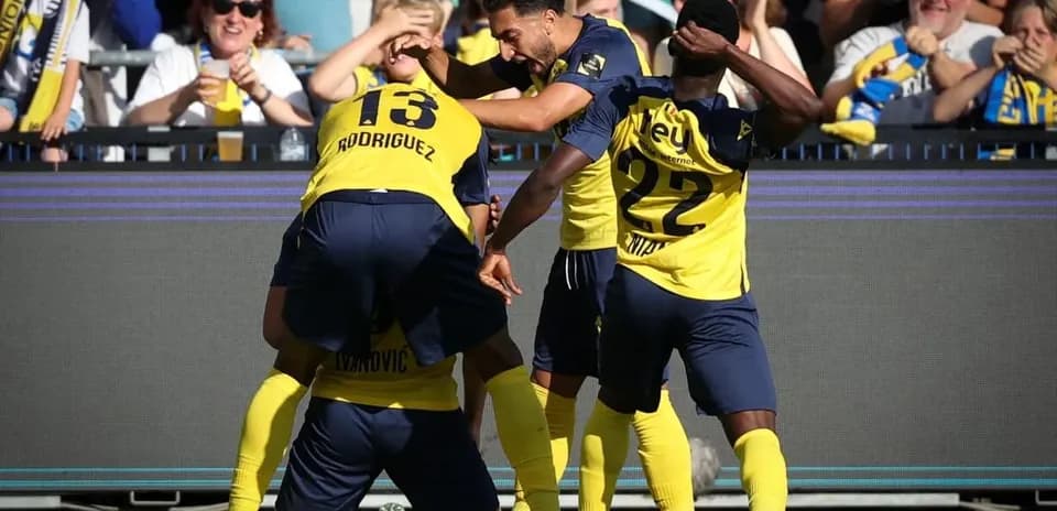 Jugadores celebrando un gol en el campo