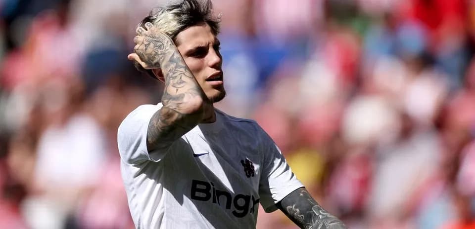 Jugador con camiseta blanca en el campo de fútbol