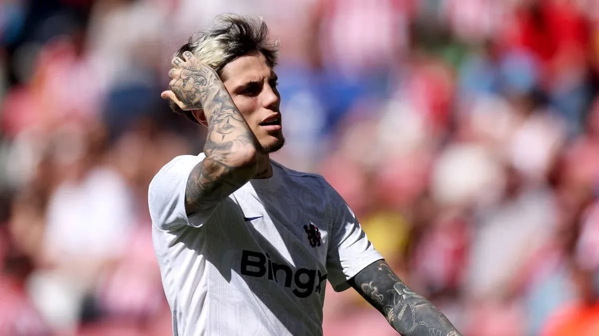 Jugador con camiseta blanca en el campo de fútbol