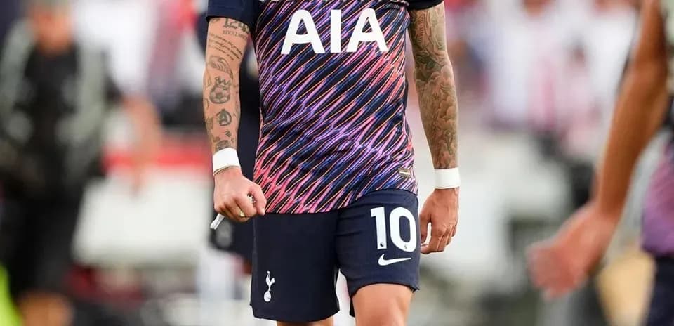 Jugador de Tottenham caminando en el campo de fútbol