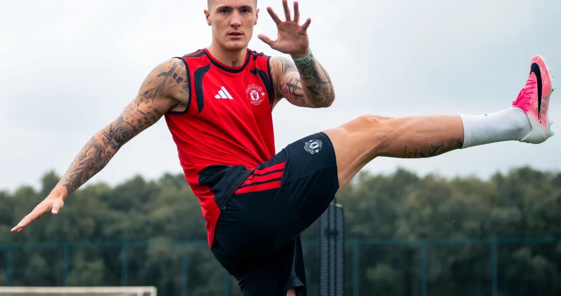 Jugador de Manchester United entrenando en el campo
