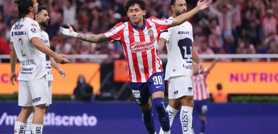 Celebración de gol de jugador de Chivas