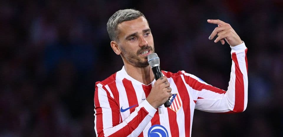 Jugador hablando con micrófono en evento deportivo