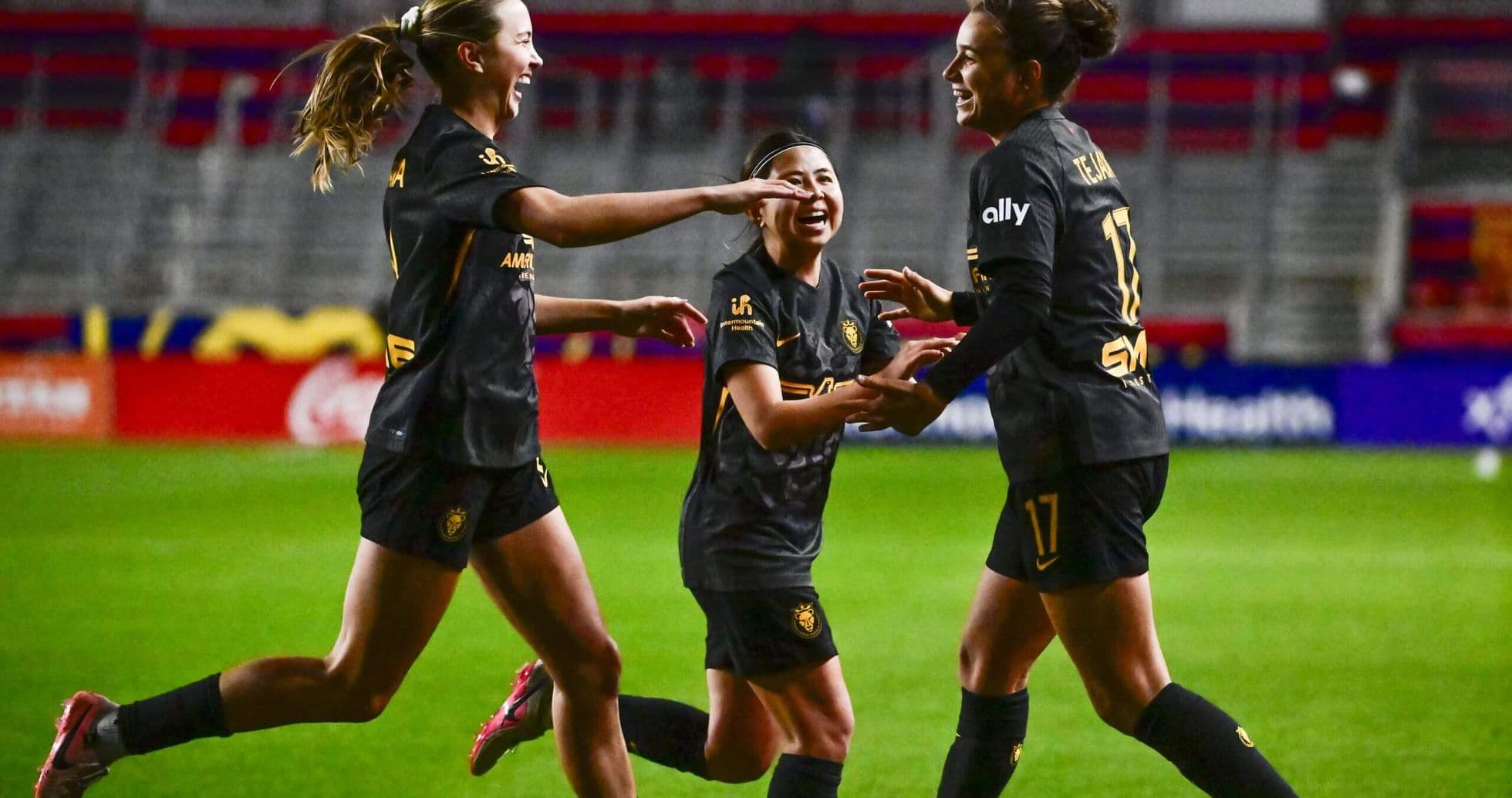 Jugadoras celebrando un gol en partido de fútbol