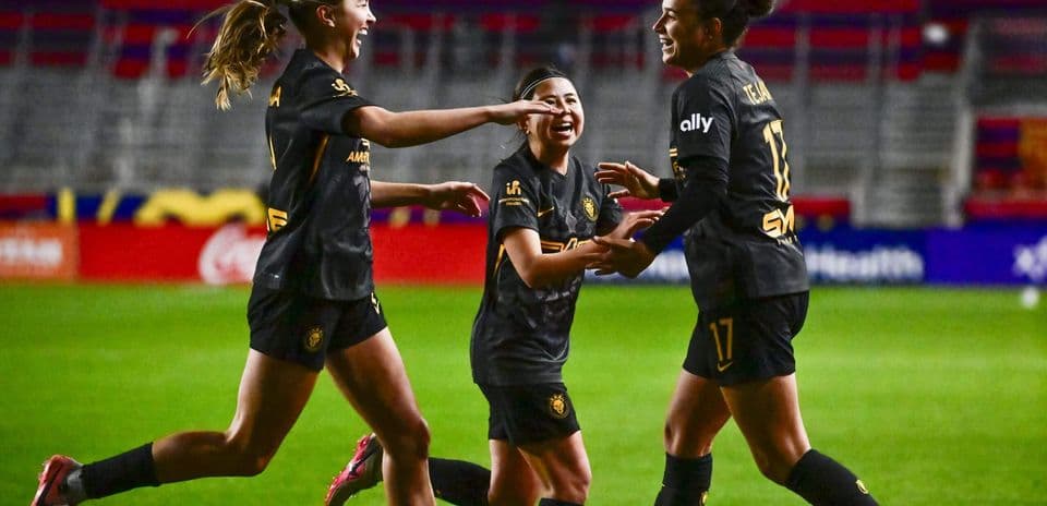 Jugadoras celebrando un gol en partido de fútbol