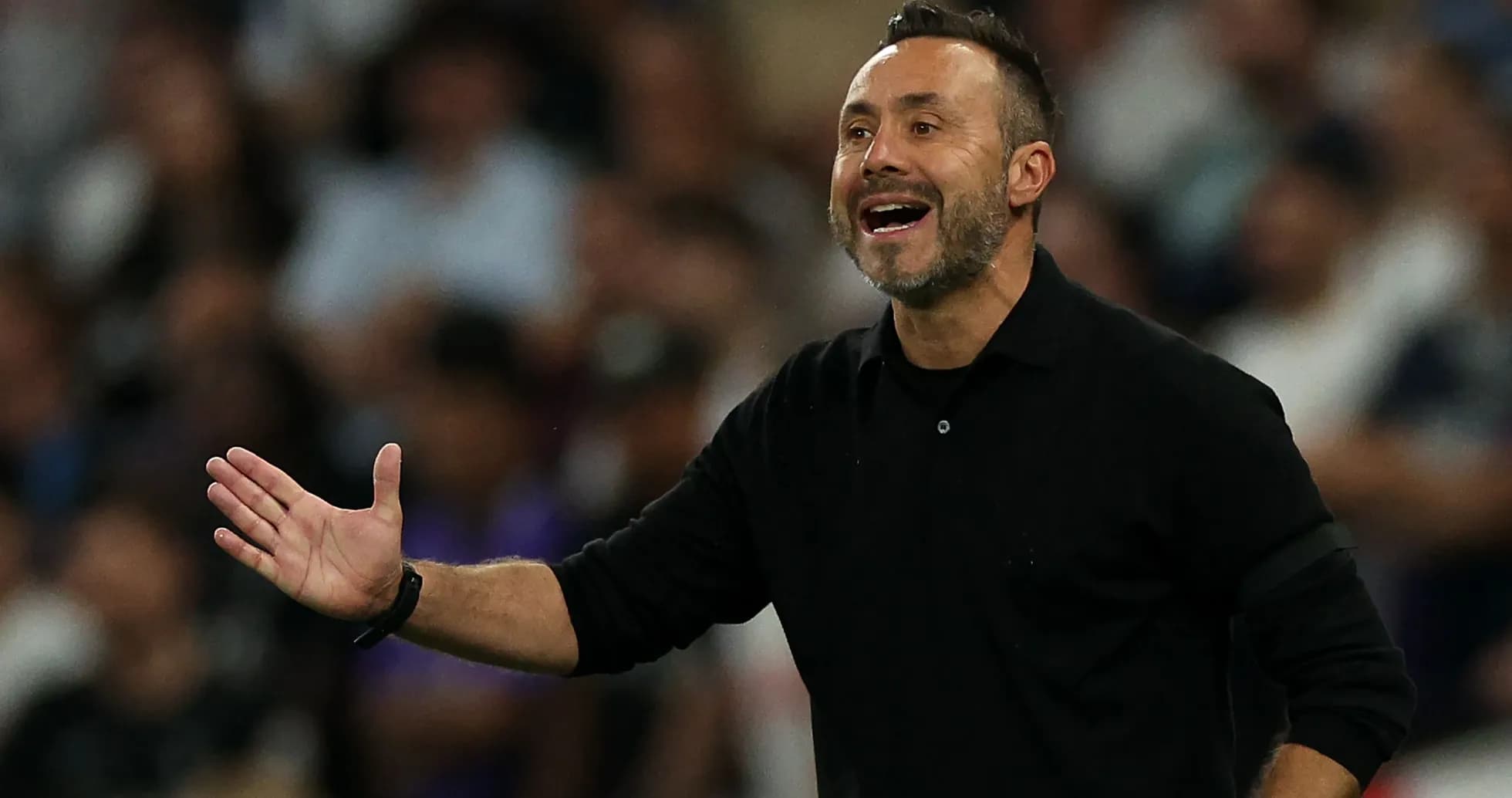 Entrenador dirigiendo desde la banda durante el partido