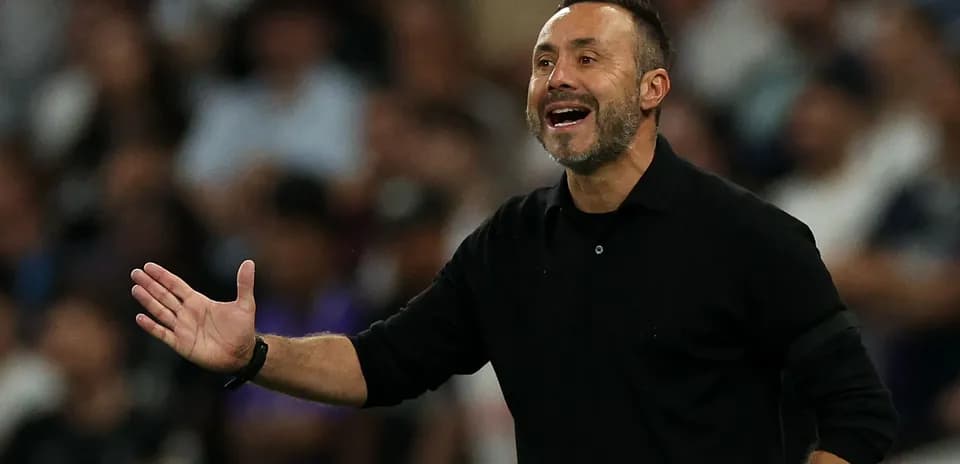 Entrenador dirigiendo desde la banda durante el partido