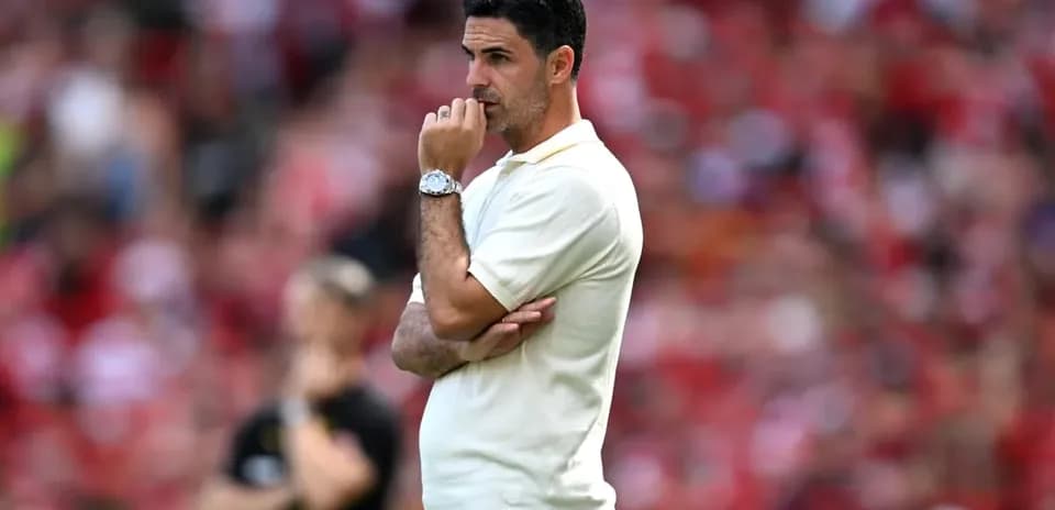 Entrenador observando el partido desde la banda