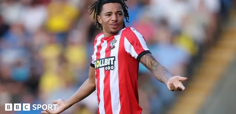 Jugador de Southampton gesticulando durante un partido